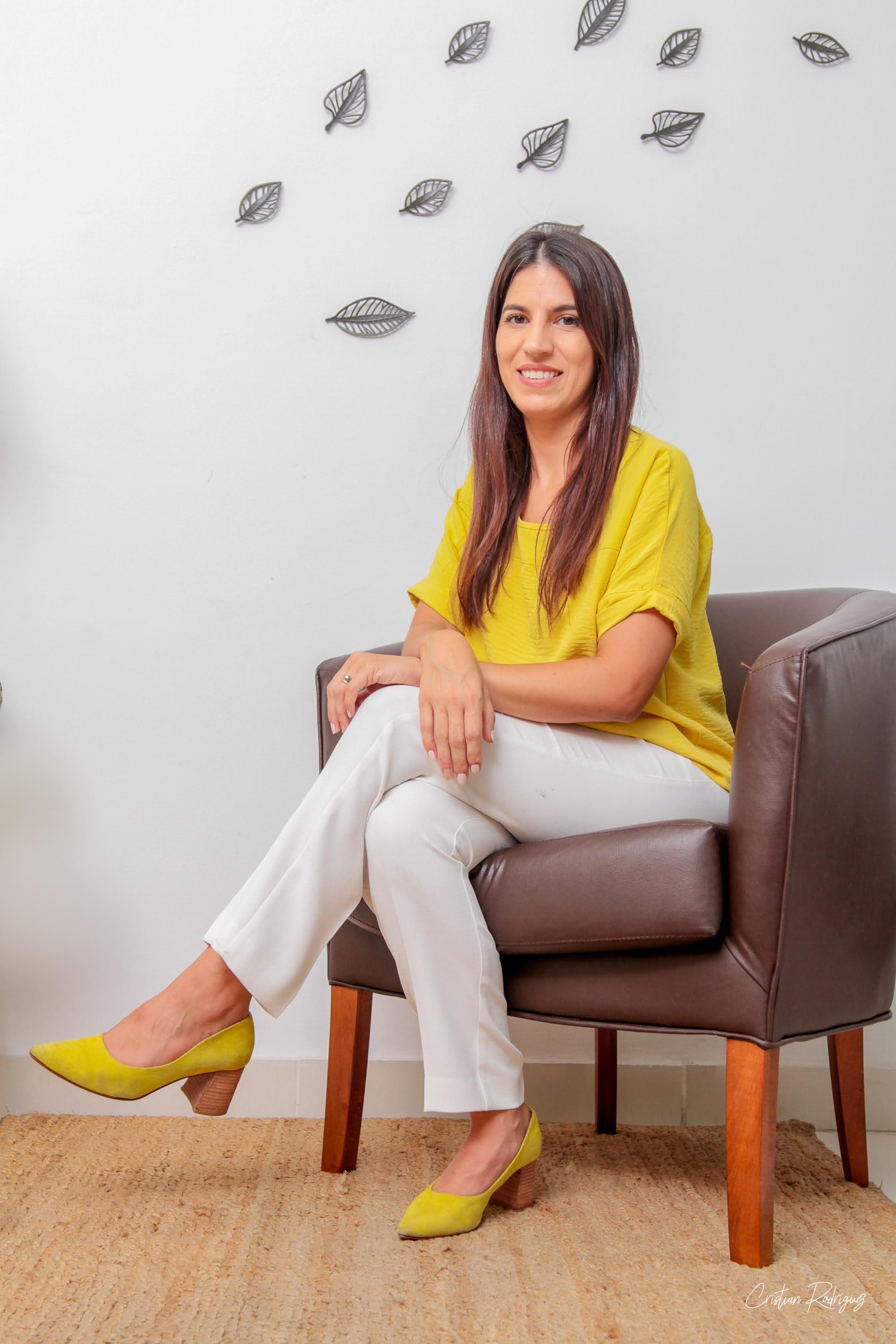 Psicóloga de IPsiCCo sentada en un sillón del consultorio